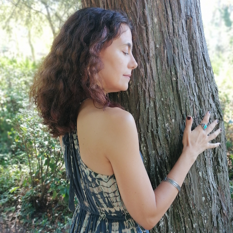 Joana Vicente junto a uma árvore